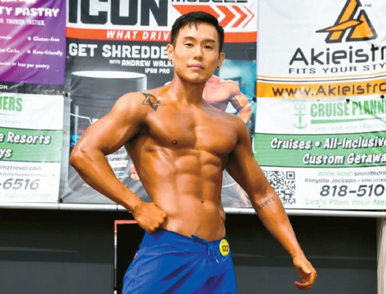 김태호 씨가 지난 26일 베니스비치에서 열린 ‘2025 머슬비치 인터내셔널 클래식’ 남자 피지크 부문 시상 직후 포즈를 취하고 있다. [김태호씨 제공]