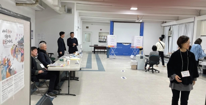 제21대 대한민국 대통령 선거의 재외선거가 지난 22일부터 24일까지 뉴저지한인회관과 테너플라이에서 진행됐다. 특히 팰리세이즈파크의 뉴저지한인회관에서는 이른 아침부터 유권자들의 발걸음이 줄을 이었다. 한편 뉴저지한인회는 가정의 달 마지막 날인 5월 31일(토) 오전 10시반부터 오후 2시반까지 수상한 꽃돼지 식당에서 효 이벤트의 일환으로 100인분의 무료 식사와 다과를 대접할 예정이다.  [뉴저지한인회]