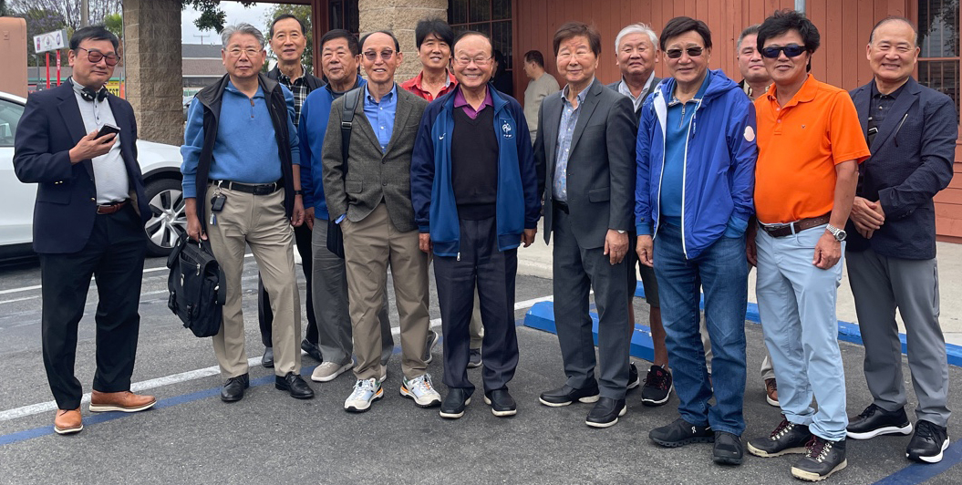 OC백인회 회원들이 월례 모임을 마치고 한자리에 모였다. 왼쪽에서 7번째가 노명수 회장. [백인회 제공]