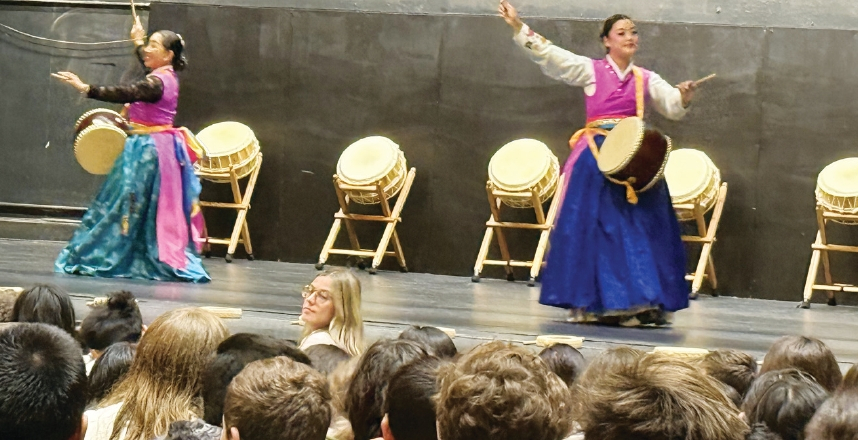 우리가락한국문화예술원은 밀번 중학교 학부모회에서 준비한 AAPI Cultural Art Assembly 행사에서 한국 문화를 선보였다. 이날 강은주 원장.Ashley Baik의 진도북춤, 신송은 선생의 25현 가야금, 강리경 선생의 해금 연주, 이송희 선생의 장고춤 등 아름다운 연주와 무용으로 전교생의 마음을 사로잡았다.  [우리가락한국문화예술원]