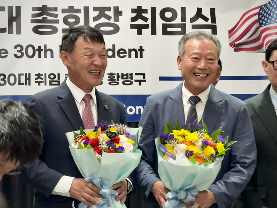 이경철(왼쪽) 전임 회장과 황병구 신임 회장.