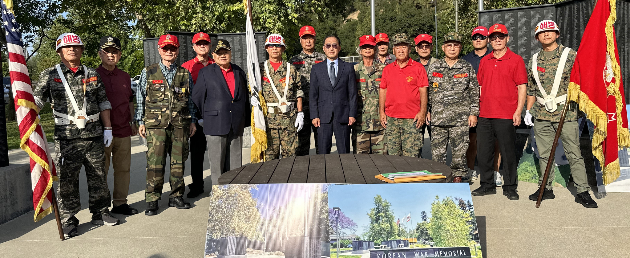 OC 한국전 참전 미군 용사 기념비 참배를 마친 정재동(왼쪽에서 9번째) 회장을 비롯한 OC해병전우회 회원들이 함께 자리했다. 정 회장 왼쪽은 프레드 정 프레드 정 풀러턴 시장, 한 사람 건너 심경오 이사장, 박동우 보훈 아너스 클럽 위원. [OC해병전우회 제공]