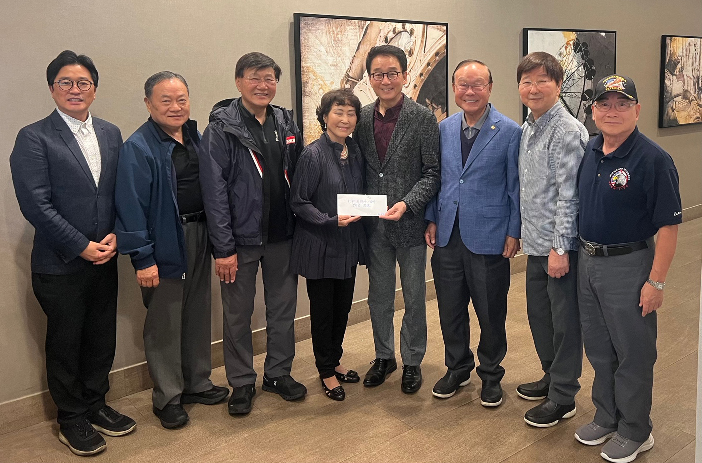 주명숙(왼쪽에서 네 번째부터) OC한국문화예술협회장이 박윤숙 OC 한국전 참전용사 기념비위원회장에게 기부금을 전달하고 있다. 맨 왼쪽부터 기념비위원회 이동성, 박동우, 배기호 위원, 두 사람 건너 노명수 상임고문, 안영대, 토니 박 위원.  [기념비위원회 제공]