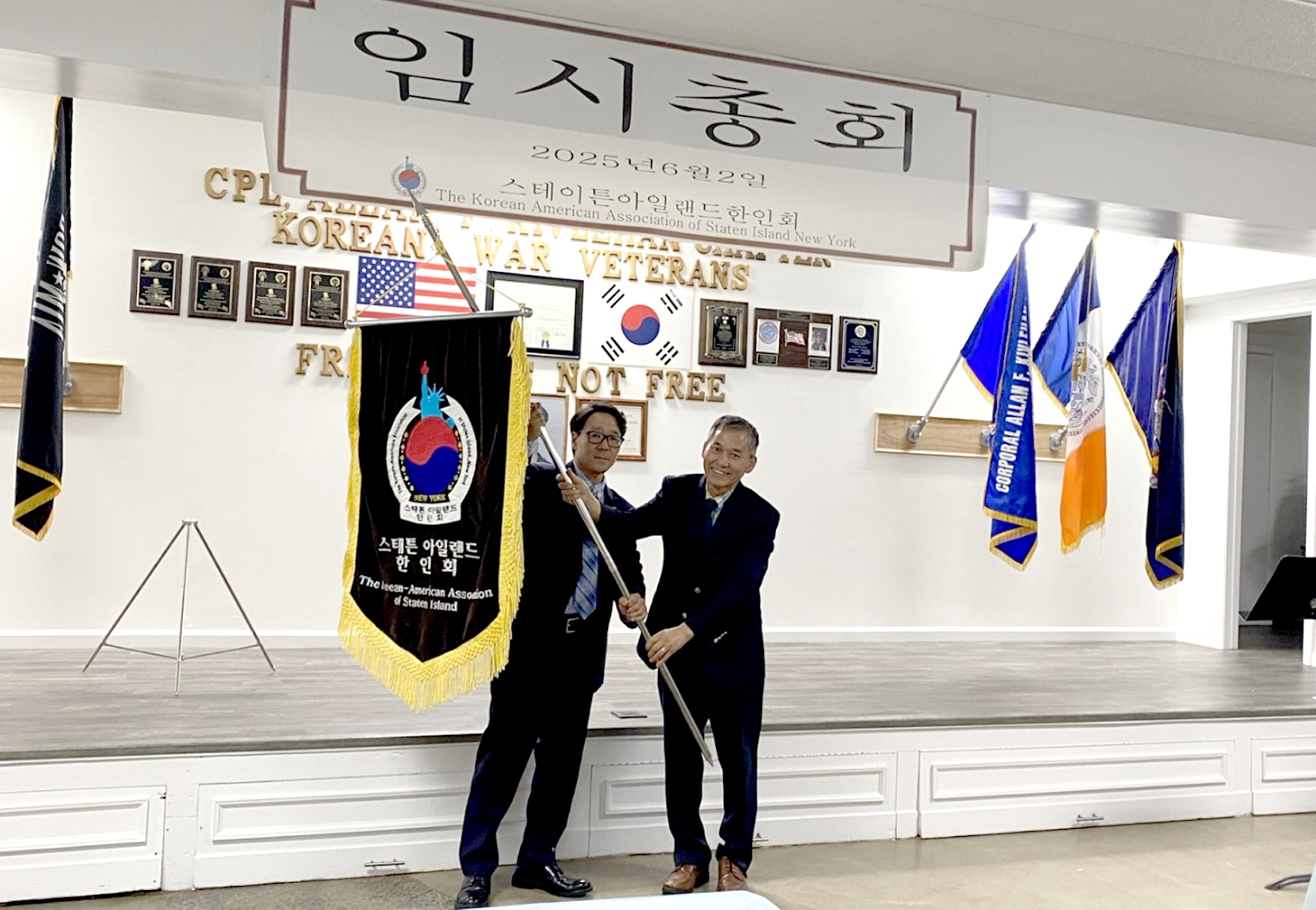 선출 스태튼아일랜드한인회는 2일 임시총회를 열고 지난 7년간 회장직을 맡아온 이상호 제19대 회장(오른쪽)에 이어 제20대 이정민 신임회장(왼쪽)을 선출했다. [스태튼아일랜드한인회]