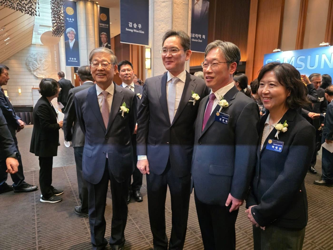비전케어 김동해 이사장(오른쪽 두 번째)이 지난 2일 열린 삼성호암상 시상식에서 이재용 삼성 회장(세 번째)과 자리를 함께했다. [사진 비전케어]  