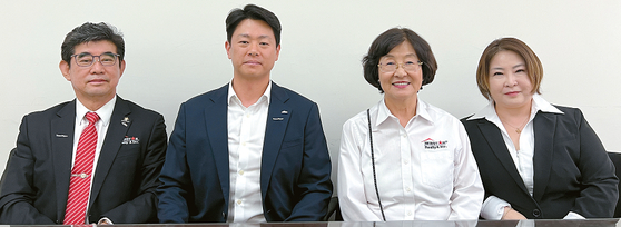 뉴스타 장학재단의 (왼쪽부터) 앤디 황 이사장, 서지오 성 뉴스타부동산 사장, 제니 남 회장, 레나 변 장학 심사위원장이 앞으로도 기업의 꾸준한 사회환원을 약속했다.