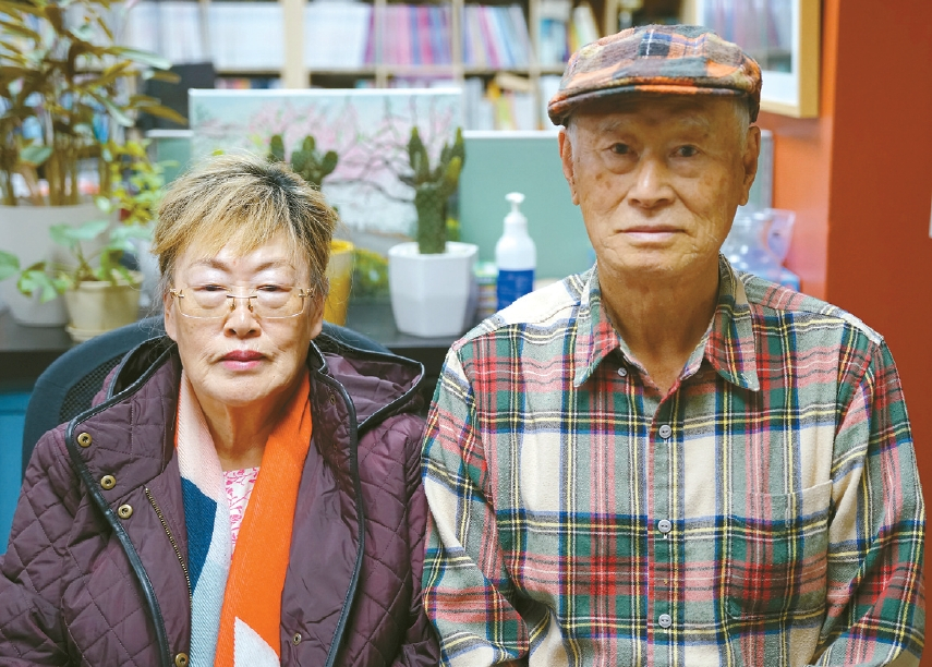세서미 도넛이 23년의 비즈니스를 정리하고 이웃에 감사를 전했다. 항상 함께하며 서로 위로가 되어 준 김진웅, 경실씨 부부가 카메라 앞에 앉았다. 케빈 정 기자