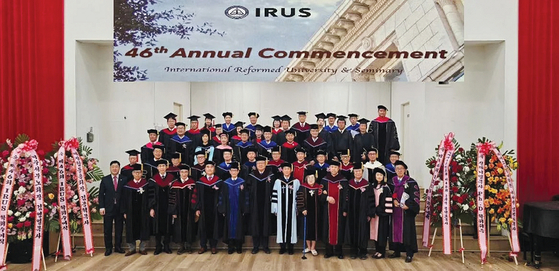IRUS 국제개혁대학교 신학대학원 제46회 졸업 및 학위수여식 참석자들이 기념사진 촬영에 임하고 있다.