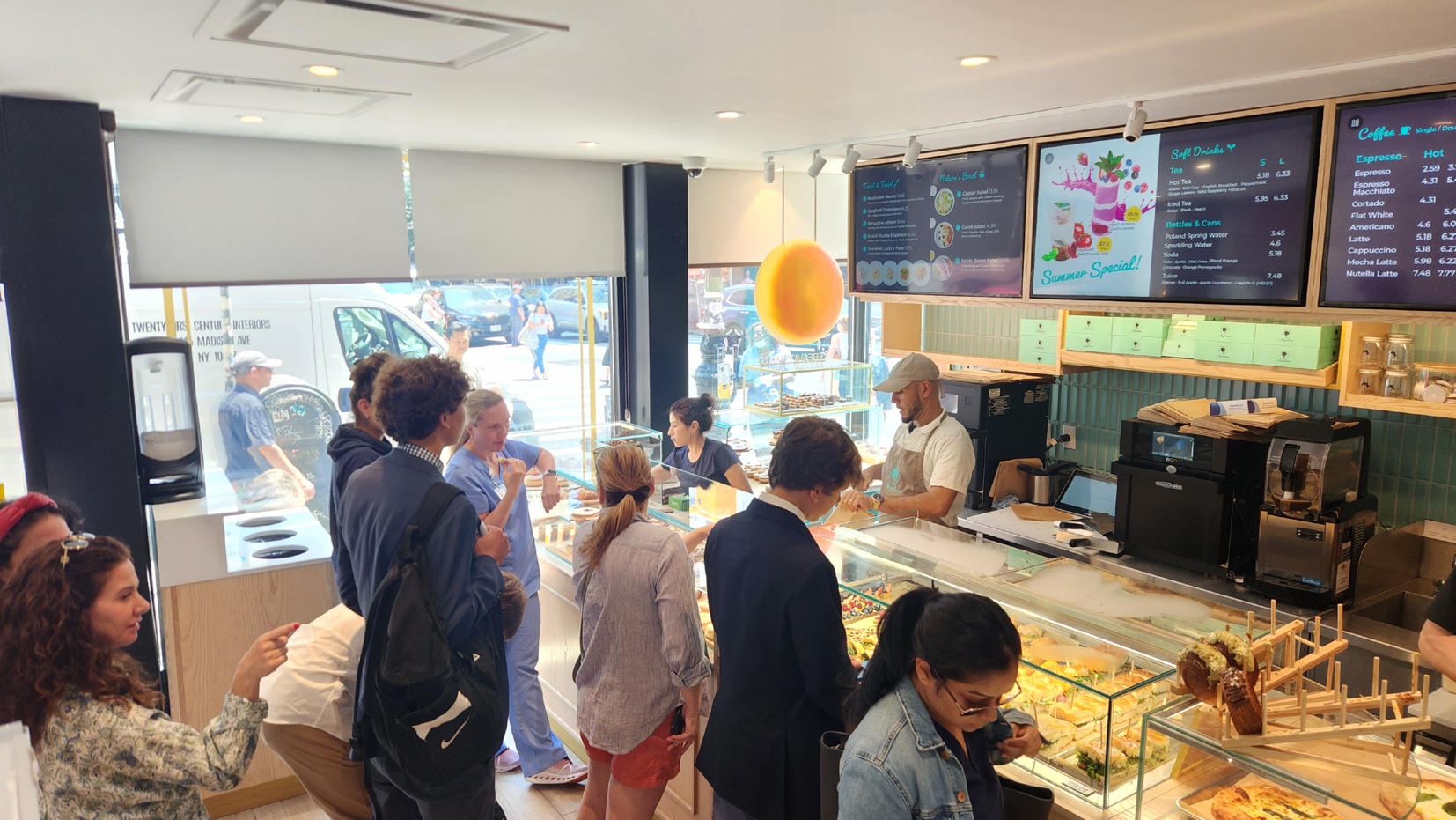  '미국 최고의 봄볼로니(Bomboloni)'로 유명한 '안젤리나베이커리(Angelina Bakery)'가 뉴욕시 맨해튼 77가에 레녹스힐(Lenox Hill)점을 오픈했다. 레녹스힐점은 안젤리나베이커리의 자랑인 정통 이탈리아 페이스트리 메뉴에 감자·레드 어니언·마가리타·매운 살라미 등을 조합한 새로운 미니 피자 메뉴를 더해 고객고객들의 사랑을 받을 것으로 기대된다. www.angelinabakery.com [사진 안젤리나베이커리]