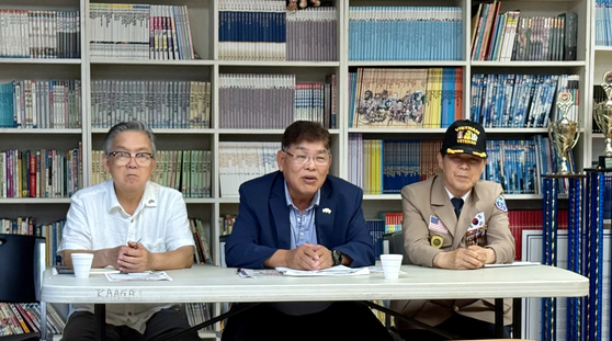 (왼쪽부터) 김기홍 부위원장, 김일홍 위원장, 백사무엘 위원이 6일 기자회견을 진행하고 있다.