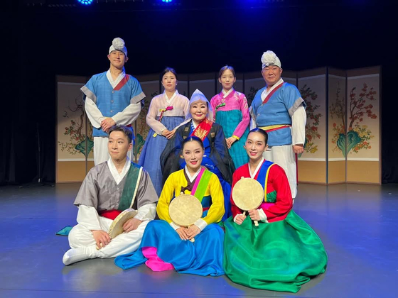 정수경(앞줄 중앙) 대표가 공연을 마친 후 기념촬영을 하고 있다.