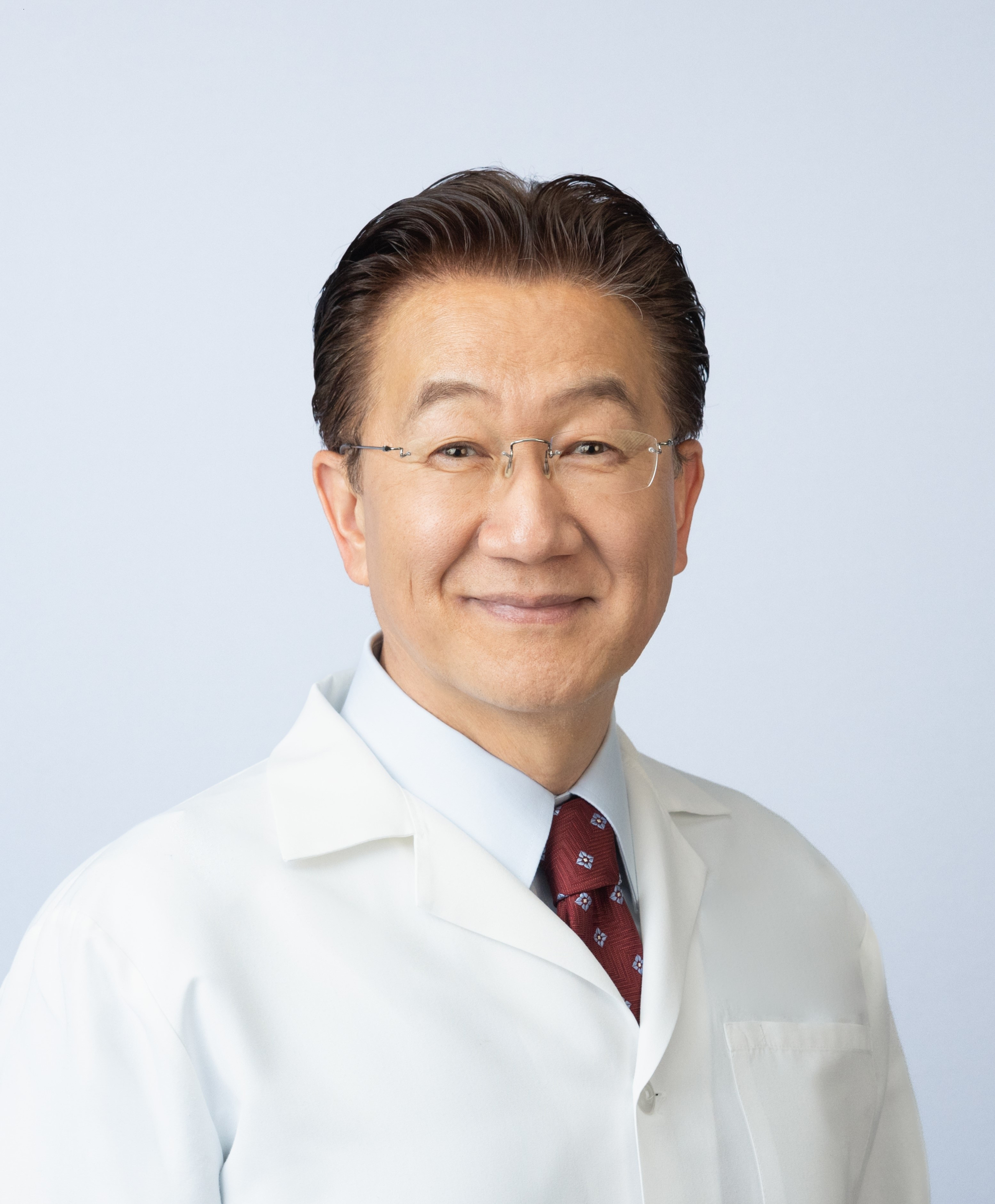 최신 기술, 시술, 수술에 능통한 Dr. 백 혈관외과 전문병원의 피터 백 이중 외과 전문의.