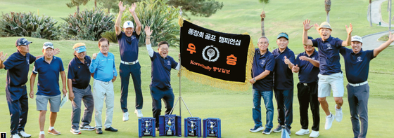 지난 5일 치러진 제35회 중앙일보 동창회 골프 챔피언십에서 4관왕을 차지한 연세대학교팀이 우승기를 들고 환호하고 있다. 김상진 기자