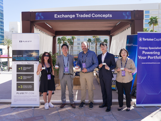 지난 3월 23일부터 26일까지 미국 라스베이거스에서 열린 글로벌 ETF 컨퍼런스 'The Exchange 2025'에서 한화자산운용이 미국 현지 운용사 ETF와 함게 KDEF 홍보 및 투자 유치 활동을 진행했다