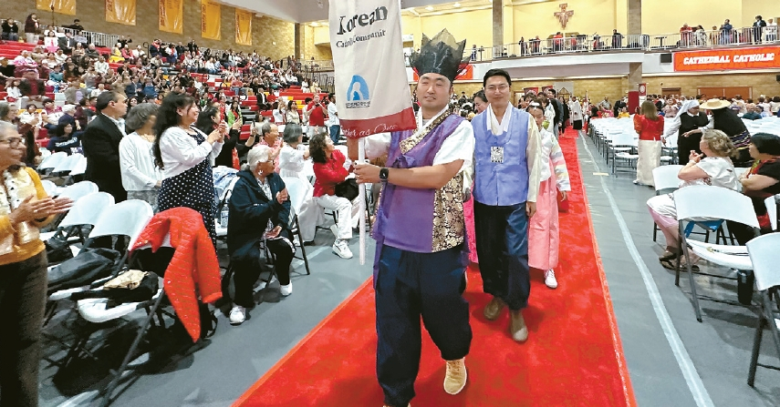 가톨릭 샌디에이고 교구는 지난 7일 캐시드럴 가톨릭 하이스쿨에서 '다민족 공동체 합동 오순절 미사'를 드렸다. 이날 미사에는 다민족 공동체가 모여 서로의 문화를 알렸다. 샌디에이고 한인 성당(주임사제 민광호 요셉 신부)이 중심이 된 한인 공동체는 103위 순교 성인 소개 입간판을 설치하고 불고기 덮밥을 제공했다. [샌디에이고 한인 성당 제공]