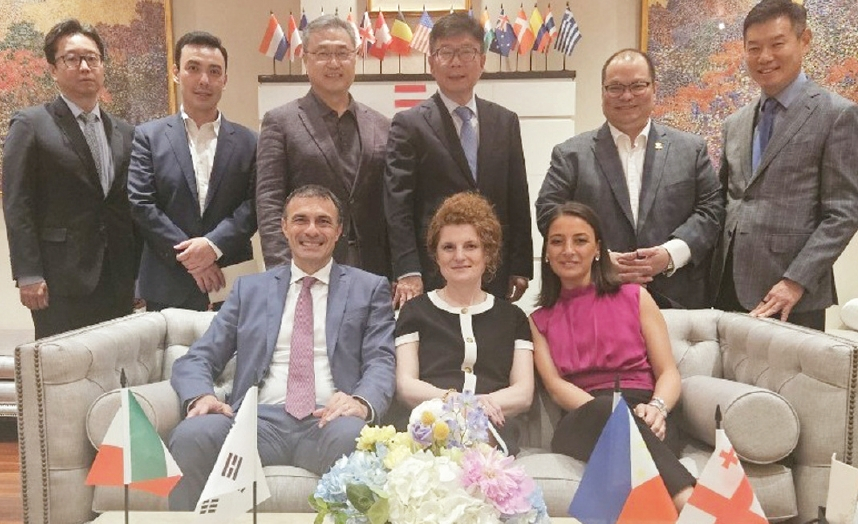 김의환 총영사는 지난 6일 이탈리아·필리핀·조지아 총영사단과 정윤 삼성전자 북미지역 대표 및 정규황 LG전자 북미지역 대표를 관저에 초청하여 한국의 세계적인 기술력을 홍보하고, 경제 분야의 활발한 교류와 협력 관계 구축을 위한 방안을 논의했다.  [주뉴욕총영사관]