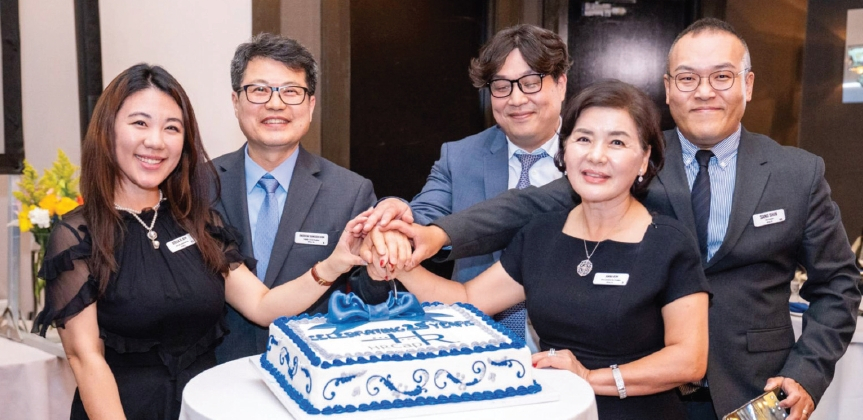 HRCap 25주년 갈라에 참석한 본사 임원진들이 기념 케이크를 자르고 있다. 북미총괄 스텔라김 전무, 김성수 대표, 션 김 상무, 김안나 부사장, 신상호 상무.  [사진 HRCap]