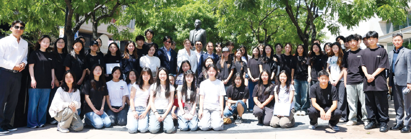 도산 안창호 선생의 활동을 그림으로 표현하는 ‘미술 공모전’ 응모 작품들이 리버사이드 기념 공원에서 전시회 형식으로 8일 소개돼 관심을 끌었다. 응모 학생들과 기념사업회 관계자들이 행사를 마무리하고 기념 촬영을 하고 있다. [미주 도산 안창호 기념사업회 제공]