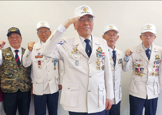 6.25 한국전쟁 75주년을 맞아 참전 유공단체들이 21일 LA 한인타운에서 2세 학생과 가족이 참여하는 기념식을 연다. 본지를 찾은 이재학 6.25 참전 유공자회 회장과 회원들이 행사 내용을 알린 뒤 거수경례하고 있다.
