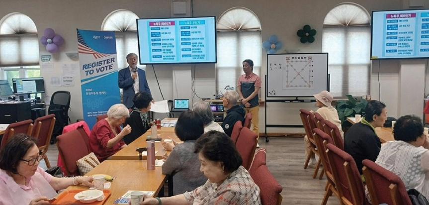 오는 24일 뉴욕시 예비선거를 앞두고 시민참여센터(KACE)가 13일 장수데이테어를 방문해 유권자 등록 및 예비선거 안내 캠페인을 전개했다. 이날 KACE는 뉴욕시장 및 감사원장 후보들에 대해 설명하고 유권자 등록을 받았다.  [사진 시민참여센터]