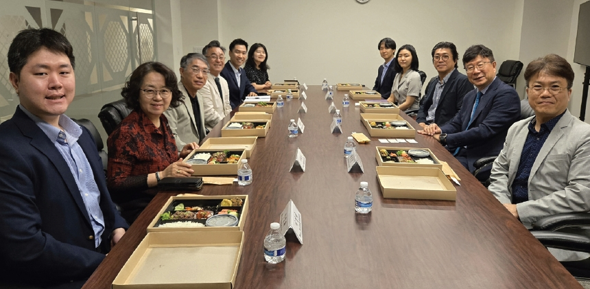 김의환 뉴욕총영사는 지난 11일 재미한인의료산업협회(KAMDA) 회장단을 초청해 간담회를 가졌다. 이날 총영사와 회장단은 재미한인의료산업 현황 및 시장 확대 방안에 대해 논의했다.  [뉴욕총영사관]