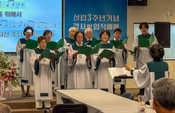  아틀란타 새로남교회 설립 3주년 감사예배에 참석한 교인들이 찬송가를 부르고 있다. [교회 제공]