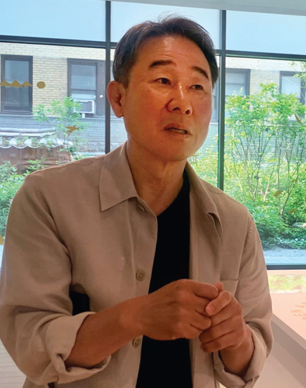 김천수 뉴욕한국문화원장이 지난 6일 맨해튼 뉴욕한국문화원 전시장에서 현재 진행 중인 장욱진 작가 전시와 문화원 운영 상황에 대해 설명하고 있다.