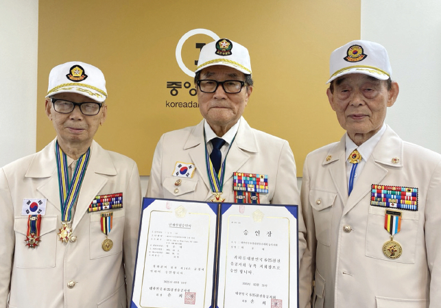 오는 25일 열리는 제75주년 한국전쟁 기념식을 홍보하기 위해 16일 뉴욕중앙일보 본사를 방문한 대한민국6·25참전유공자회 뉴욕지회 임원진들.