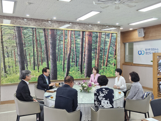 김영천 워싱턴중앙일보 발행인이 손병복 울진군수와 차담회를 갖고 있다.