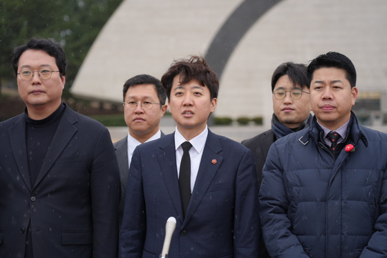 이준석 개혁신당 대표가 새해 첫 날인 1일 제주 4·3 평화공원을 찾아 참배한 뒤 취재진의 질문에 답하고 있다. 왼쪽부터 천하람 원내대표, 김성열 수석최고위원, 이 대표, 주이삭 최고위원, 양해두 제주시갑 당협위원장. 뉴스1