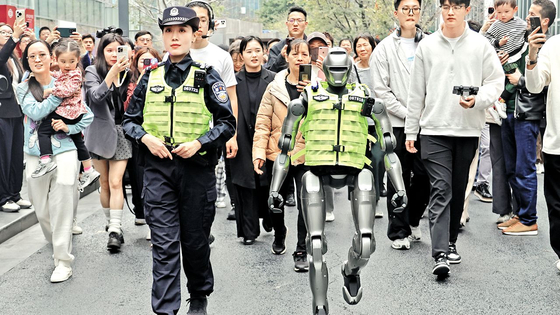 2025년 2월 경찰 업무에 투입된 PM01 로봇. 선전시 홈페이지 