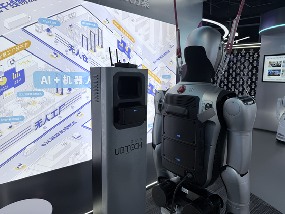 지난해 12월 19일 중국 선전시 산업용 휴머노이드 업체 유비테크 전시관에서 산업용 휴머노이드 워커S2가 스스로 배터리를 교체하고 있다. 신경진 특파원