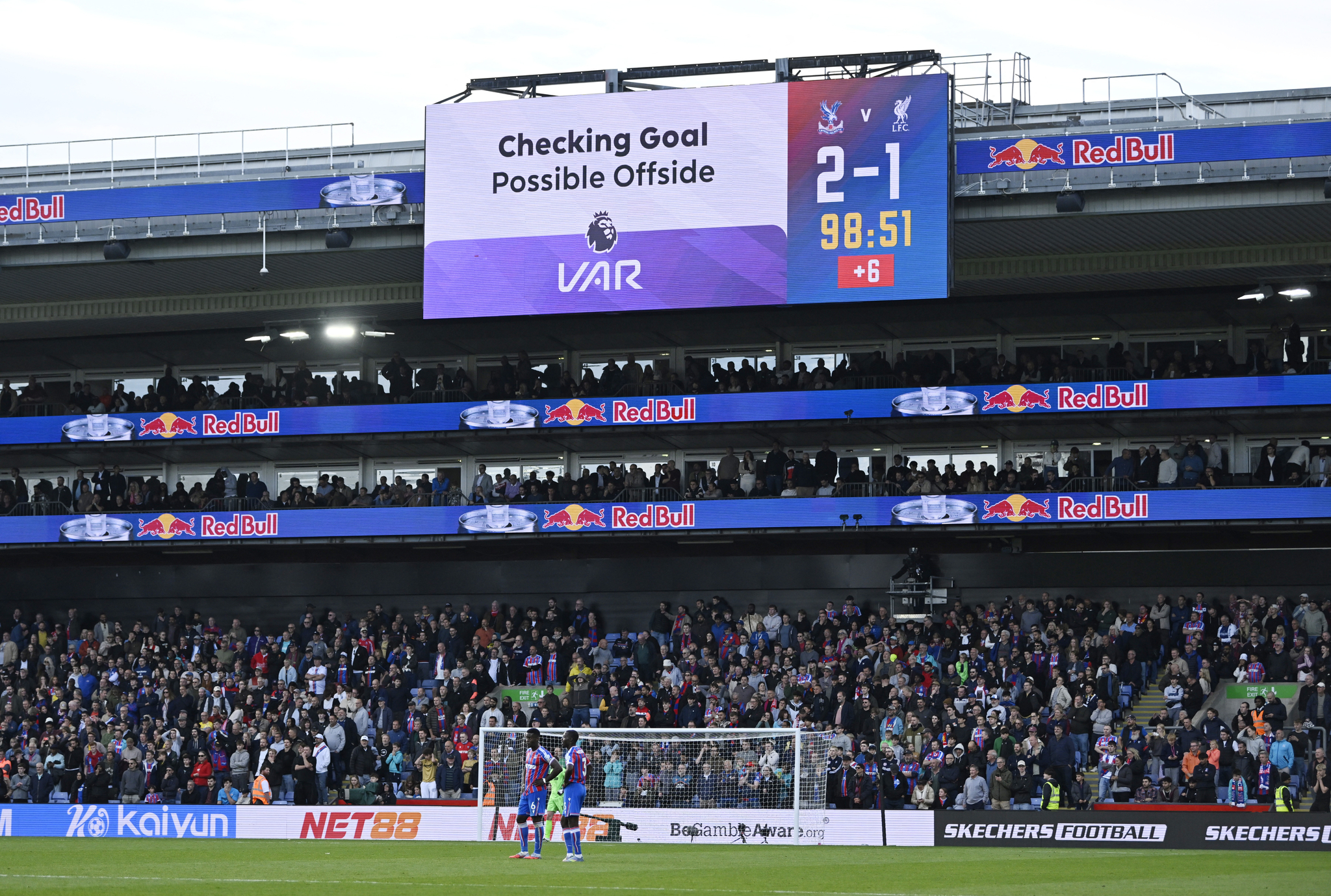 FIFA가 오프사이드 관련 규정을 공격수에 보다 유리한 쪽으로 개정하기 위해 팔을 걷어붙였다. FIFA는 경기 시간 단축 및 득점 증가 등의 긍정적 효과를 기대하고 있다. 로이터=연합뉴스