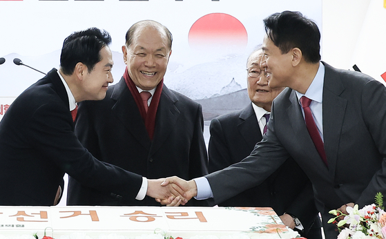 장동혁 국민의힘 대표(왼쪽)와 오세훈 서울시장이 1일 오전 서울 여의도 중앙당사에서 열린 2026 국민이힘 신년 인사회에서 인사하고 있다. 임현동 기자