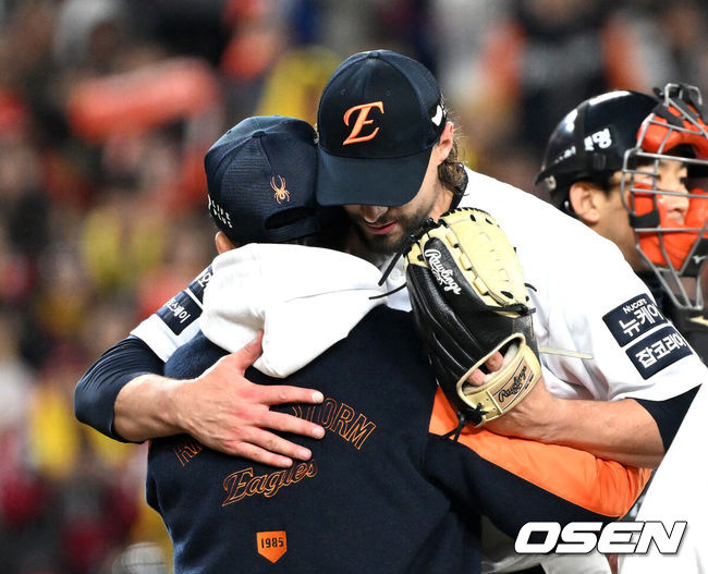 [OSEN=대전, 이대선 기자] 30일 대전 한화생명볼파크에서 2025 신한 SOL Bank KBO리그 포스트시즌 한국시리즈 4차전 한화 이글스와 LG 트윈스의 경기가 열렸다.이날 경기에 한화는 와이스를, LG는 치리노스를 선발투수로 내세웠다. 8회초 2사 2루에서 마운드를 내려온 한화 와이스가 양상문 코치와 포옹을 나누고 있다. 2025.10.30 /sunday@osen.co.kr