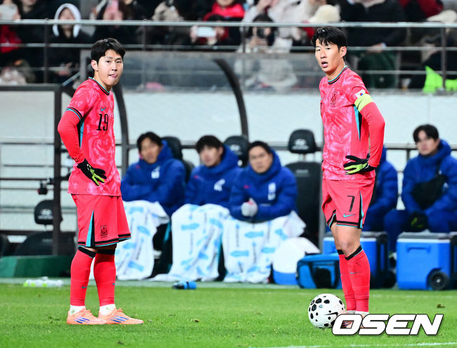 [OSEN=서울월드컵경기장, 지형준 기자] 홍명보 감독이 이끄는 한국 축구대표팀이 18일 오후 8시 서울월드컵경기장에서 열린11월 A매치 두 번째 친선경기에서'아프리카 강호' 가나를 상대로 1-0 승리했다.내달 2026 국제축구연맹(FIFA) 북중미 월드컵 조 추첨을 앞두고 열리는 마지막 평가전이었다.한국은 가나까지 잡아내면서 사상 최초로월드컵 포트 2를 확정하게 됐다. 이로써 대표팀은 홍명보 감독이 부임한 뒤 처음으로 A매치 2연전에서 나란히 승리를 거두게 됐다.후반 대한민국 이강인, 손흥민이 프리킥을 준비하고 있다. 2025.11.18 /jpnews@osen.co.kr