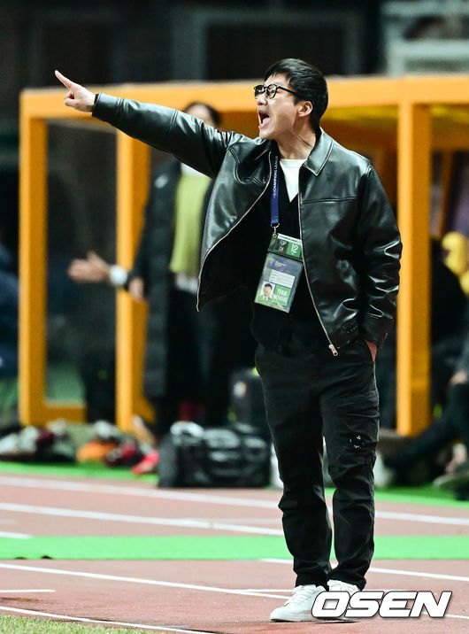 [OSEN=광주, 김성락 기자] 12일 오후 광주월드컵경기장에서 2024-25 아시아축구연맹(AFC) 챔피언스리그 엘리트(ACLE) 16강 2차전 광주 FC와 일본 비셀 고베의 경기가 열렸다. 광주는 지난 5일 고베 원정에서 펼쳐진 16강 1차전에서 0-2로 패배, 2차전에서 3골 차 이상 승리를 거둬야 8걍으로 진출한다. 광주 이정효 감독이 선수들에게 지시를 내리고 있다. 2025.03.12 / ksl0919@osen.co.kr