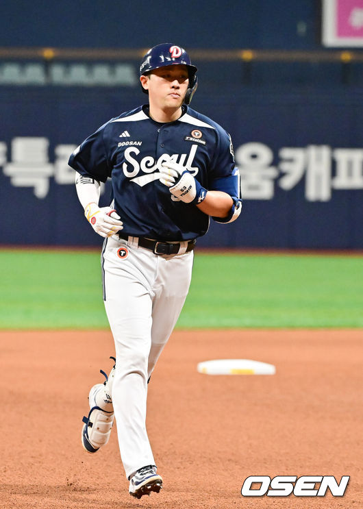 [OSEN=고척, 박준형 기자] 23일 오후 서울 고척스카이돔에서 ‘2025 신한 SOL BANK KBO리그’ 키움 히어로즈와 두산 베어스의 경기가 진행됐다.이날 키움은 김윤하를, 두산은 김유성을 선발투수로 내세웠다.6회초 2사 두산 양석환이 솔로홈런을 날린뒤 베이스를 돌고 있다   2025.04.23 / soul1014@osen.co.kr