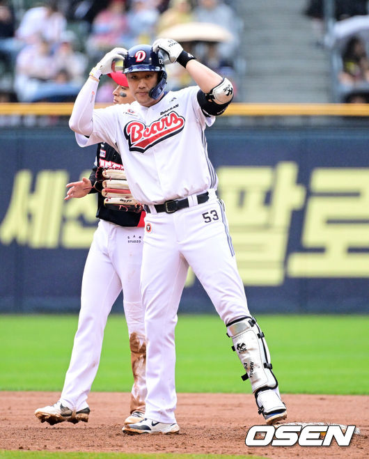 [OSEN=잠실, 지형준 기자] 19일 오후 서울 잠실구장에서 2025 신한 SOL뱅크 KBO리그 두산 베어스와 KIA 타이거즈의 경기가 열렸다.이날 두산은 최원준, KIA는 아담 올러를 선발로 내세웠다.5회말 2사에서 두산 양석환이 좌익수 왼쪽 2루타를 날리며 기뻐하고 있다. 2025.04.19 / jpnews@osen.co.kr