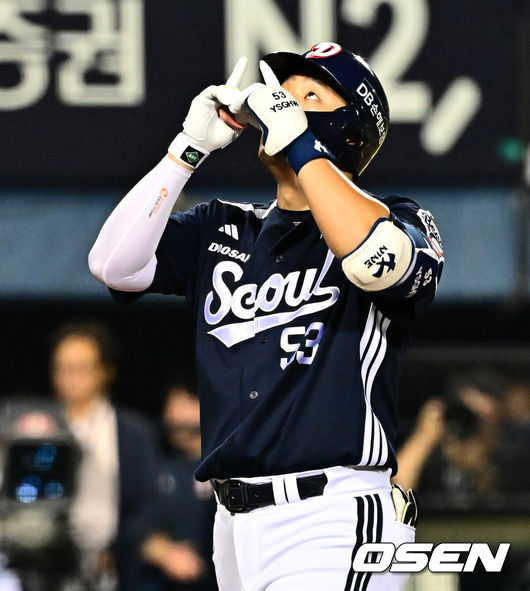 [OSEN=잠실, 지형준 기자] 30일 서울 잠실구장에서 ‘2025 신한 SOL Bank KBO리그’ LG 트윈스와 두산 베어스의 시즌 16차전이 열렸다.LG는 정규시즌 우승 매직넘버가 ‘1’이다. 승리를 한다면, 우승을 결정짓게 된다. 9위가 확정된 두산은 시즌 최종전이다.LG는 송승기, 두산은 콜어빈이 선발로 나섰다.4회초 1사 1루 두산 양석환이 선제 투런 좌월 투런포를 날리며 기뻐하고 있다. 2025.09.30 /jpnews@osen.co.kr