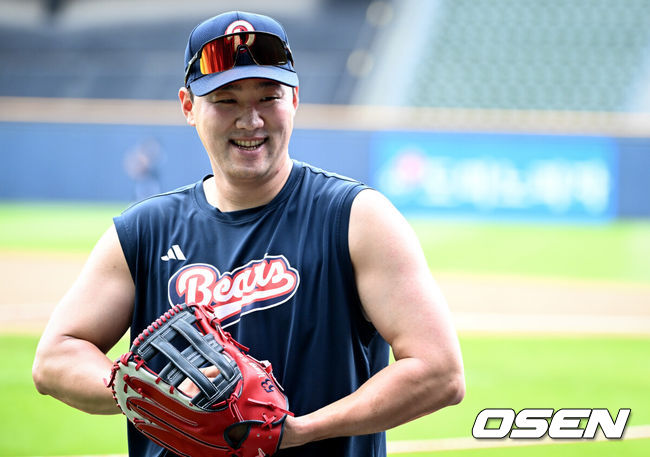 [OSEN=잠실, 조은정 기자]22일 오후 서울 잠실야구장에서 2025 신한 SOL Bank KBO리그 두산 베어스와 한화 이글스의 경기가 열린다.이날 두산은 잭로그, 한화는 문동주를 선발로 내세웠다.훈련을 마친 두산 양석환이 더그아웃에서 동료들과 대화를 나누며 미소짓고 있다. 2025.07.22 /cej@osen.co.kr