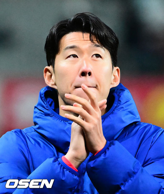 [OSEN=서울월드컵경기장, 지형준 기자] 홍명보 감독이 이끄는 한국 축구대표팀이 18일 오후 8시 서울월드컵경기장에서 열린11월 A매치 두 번째 친선경기에서'아프리카 강호' 가나를 상대로 1-0 승리했다.내달 2026 국제축구연맹(FIFA) 북중미 월드컵 조 추첨을 앞두고 열리는 마지막 평가전이었다.한국은 가나까지 잡아내면서 사상 최초로월드컵 포트 2를 확정하게 됐다. 이로써 대표팀은 홍명보 감독이 부임한 뒤 처음으로 A매치 2연전에서 나란히 승리를 거두게 됐다.경기를 마치고 대한민국 손흥민이 팬들에게 인사를 하고 있다. 2025.11.18 /jpnews@osen.co.kr