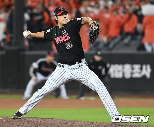 [OSEN=대전, 손용호 기자] 29일 대전 한화생명볼파크에서 2025 신한 SOL Bank KBO리그  한국시리즈 3차전 한화 이글스와 LG 트윈스의 경기가 열렸다.이날 경기에 한화는 폰세를, LG는 손주영을 선발투수로 내세웠다. 김진성이 6회말 마운드에 올라 투구하고 있다. 2025.10.29 /spjj@osen.co.kr