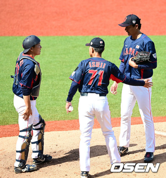 [OSEN=항저우(중국), 최규한 기자] 한국이 숙적 일본을 꺾고 슈퍼라운드 1차전을 승리로 장식했다.한국은 5일(이하 한국시간) 중국 저장성 사오싱 야구장에서 열린 2022 항저우 아시안게임 슈퍼라운드 일본전에서 2-0으로 이겼다. 선발 박세웅의 완벽투를 앞세워 승리를 거머쥐었다.일본 선발 가요 슈이치로를 교체하기 위해 마운드를 방문한 일본 이시이 감독. 2023.10.05 / dreamer@osen.co.kr