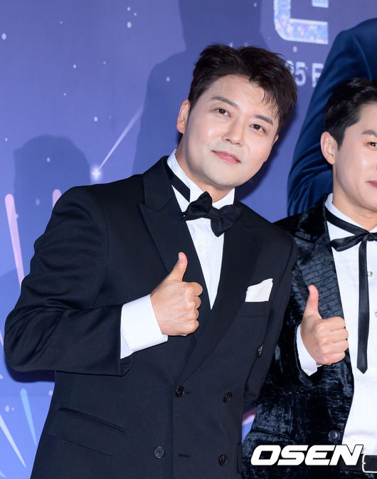 [OSEN=이대선 기자] 29일 오후 서울 마포구 MBC 미디어센터 공개홀에서 ‘2025 MBC 방송연예대상’ 레드카펫 행사가 열렸다.올해 MBC 방송연예대상 주인공은 유재석, 전현무, 기안84로 압축된다.MBC 방송연예대상은 29일 오후 8시 50분 MBC에서 생중계된다. 전현무가 레드카펫을 밟고 있다. 2025.12.29 /sunday@osen.co.kr