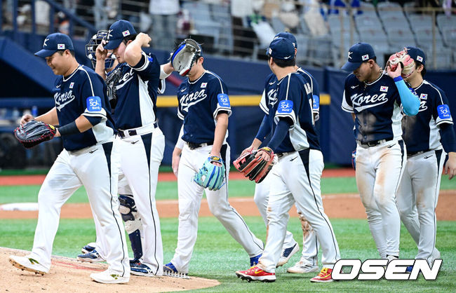 [OSEN=고척, 최규한 기자] 류지현 감독이 이끄는 한국 대표팀이 체코 대표팀과 평가전을 2연승으로 마쳤다.한국 대표팀은 9일 서울 고척스카이돔에서 열린 ‘2025 NAVER K-BASEBALL SERIES’ 체코와 2번째 평가전에서 장단 17안타를 터뜨리며 11-1로 승리했다.경기를 마치고 승리한 한국 선수들이 인사를 나누고 있다. 2025.11.09 / dreamer@osen.co.kr