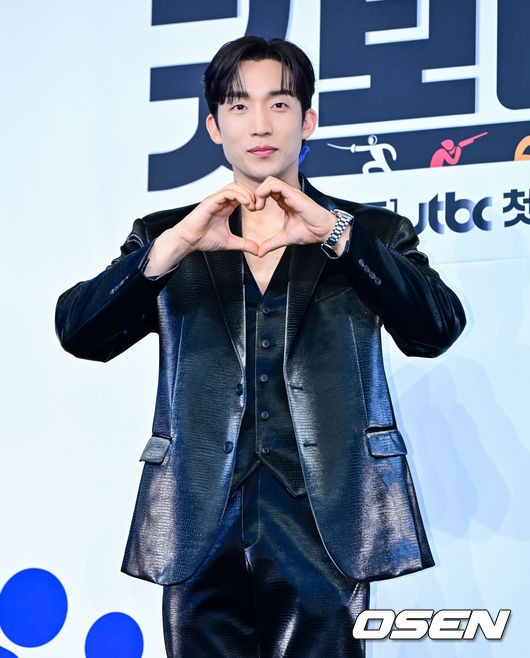 [OSEN=지형준 기자] 29일 오후 서울 구로구 신도림동 더링크서울 트리뷰트 포트폴리오 호텔에서 JTBC 새 토일드라마 ‘굿보이’ 제작발표회가 열렸다.‘굿보이’는 특채로 경찰이 된 전직 국가대표들이 메달 대신 경찰 신분증을 목에 걸고, 비양심과 반칙이 판치는 세상에 맞서는 코믹 액션 청춘 수사극. 박보검, 김소현, 이상이, 허성태, 태원석은 강력범죄 대응을 위한 특수팀으로 뭉쳐 각자의 주특기를 무기삼아 이 땅에 정의로운 ‘룰’을 알릴 예정이다.배우 이상이가 포토타임을 하고 있다. 2025.05.29 /jpnews@osen.co.kr