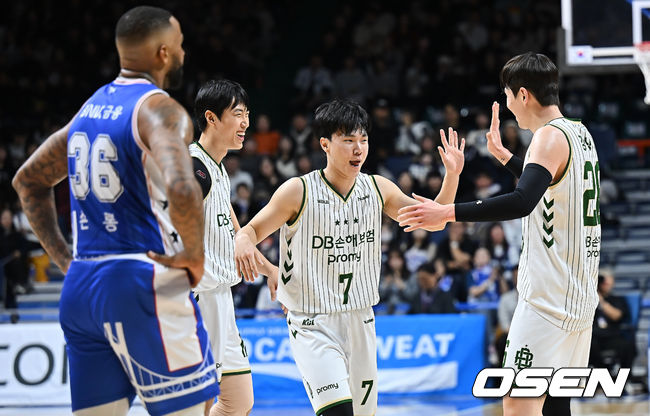 [OSEN=부산, 이석우 기자] 31일 부산 사직체육관에서 2025-2026 LG전자 프로농구 부산 KCC와 원주 DB의 경기가 열렸다.2025년 마지막 경기가 8번째 농구영신으로 열렸다.원주 DB 이용우가 3점슛을 성공시키고 동료들의 축하를 받고 있다. 2025.12.31 / foto0307@osen.co.kr