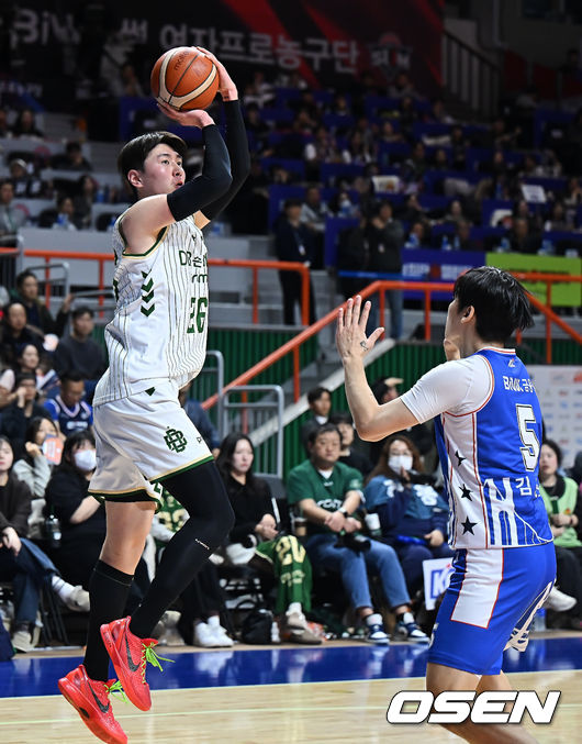 [OSEN=부산, 이석우 기자] 31일 부산 사직체육관에서 2025-2026 LG전자 프로농구 부산 KCC와 원주 DB의 경기가 열렸다.2025년 마지막 경기가 8번째 농구영신으로 열렸다.원주 DB 강상재가 부산 KCC 김동현의 마크를 피해 골밑슛을 시도하고 있다. 2025.12.31 / foto0307@osen.co.kr