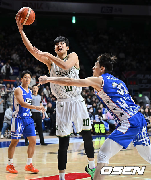 [OSEN=부산, 이석우 기자] 31일 부산 사직체육관에서 2025-2026 LG전자 프로농구 부산 KCC와 원주 DB의 경기가 열렸다.2025년 마지막 경기가 8번째 농구영신으로 열렸다.원주 DB 김보배가 부산 KCC 장재석의 마크를 피해 골밑슛을 시도하고 있다. 2025.12.31 / foto0307@osen.co.kr